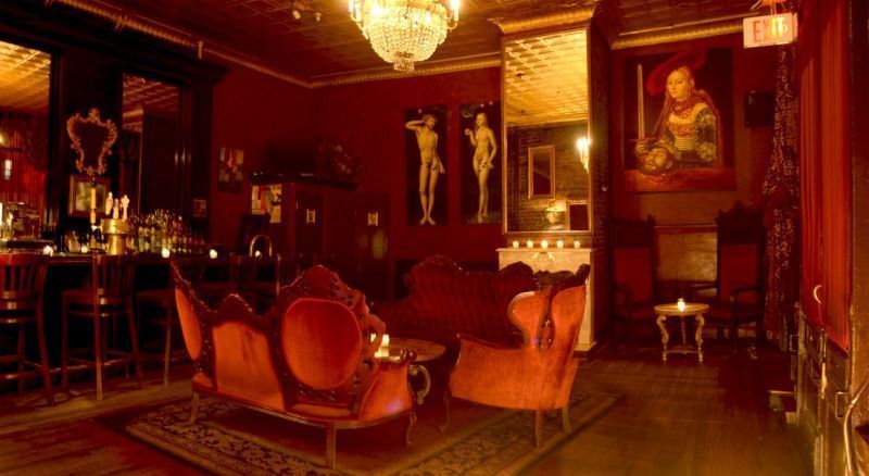 O bar Auction House, em Nova York, é um dos estabelecimentos que restrigem a entrada a maiores de 25 anos às sextas e sábados / Troy Hahn