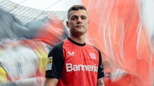 Xhaka, destaque no título da Bundesliga, com o uniforme
