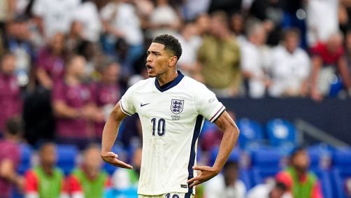 Bellingham comemora gol de bicicleta da Inglaterra sobre a Eslováquia