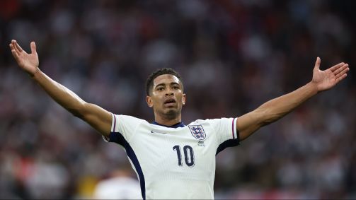 Bellingham, da Inglaterra, comemora o gol contra a Sérvia