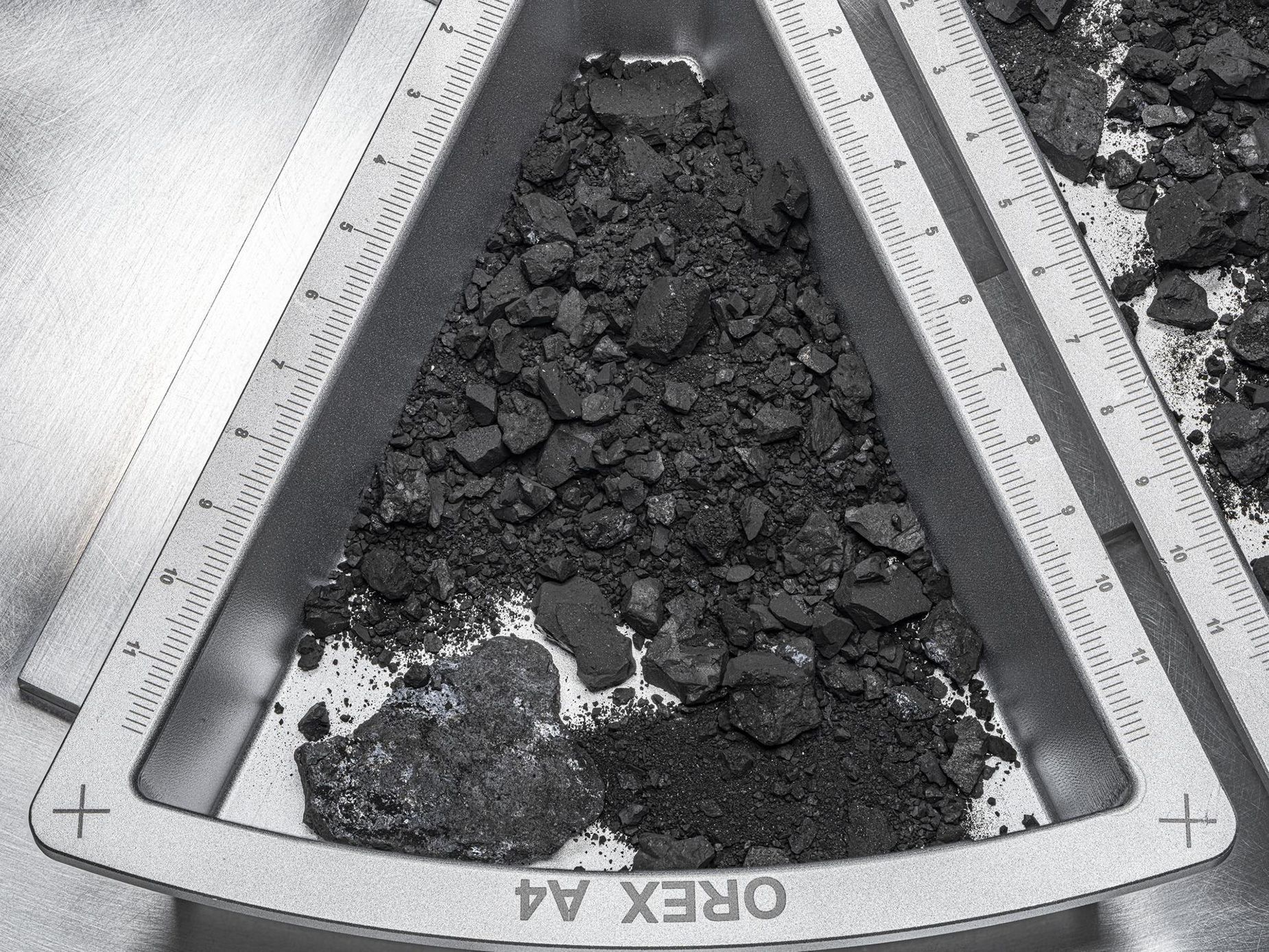 Rochas e poeira foram coletadas do asteroide Bennu e retornadas à Terra pela missão OSIRIS-REx (Erika Blumenfeld/Joseph Aebersold/Nasa)