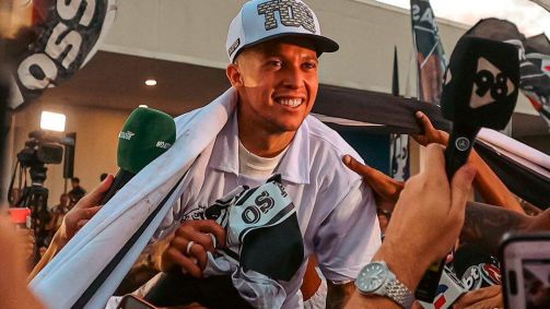 Bernard é recebido com festa pela torcida do Galo