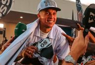 De volta ao Atlético-MG, Bernard é recebido por multidão em Confins e se emociona