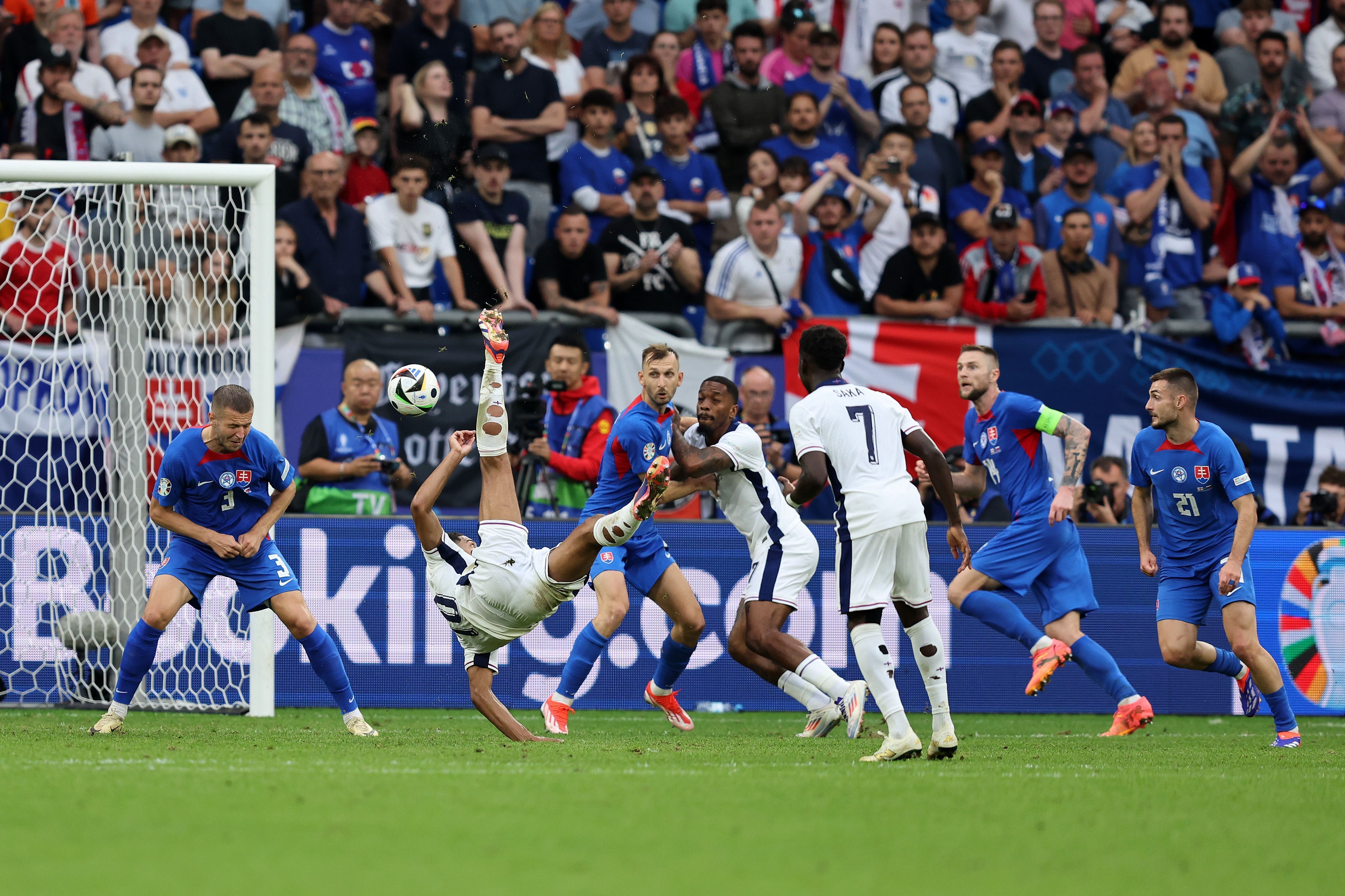 Bellingham acerta bicicleta aos 50 minutos do segundo tempo para evitar eliminação da Inglaterra / Matt McNulty - UEFA/UEFA via Getty Images