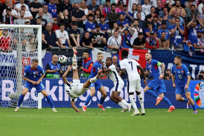 Bellingham acerta bicicleta aos 50 minutos do segundo tempo para evitar eliminação da Inglaterra / Matt McNulty - UEFA/UEFA via Getty Images