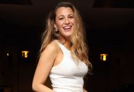 Blake Lively usa jeans Valentino no valor de R$ 100 mil