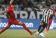Botafogo marca no fim, empata com Athletico-PR e mantém liderança do Brasileiro
