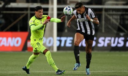 O jogador Gustavo Gómez, da SE Palmeiras, disputa bola com o jogador do Botafogo FR, durante partida válida pela trigésima primeira rodada, do Campeonato Brasileiro, Série A, no Estádio Nilton Santos. (Foto: Cesar Greco/Palmeiras/by Canon)