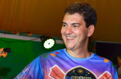 Eduardo Braide é branco, tem cabelo castanho e veste um abadá de São João