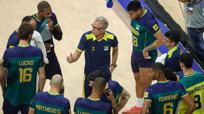 Bernadinho em orientação para o Brasil durante jogo contra o Canadá pela Liga das Nações