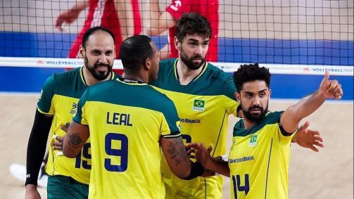 Maurício, Leal, Lucão e Cachopa em quadra durante vitória do Brasil sobre a Polônia na Liga das Nações