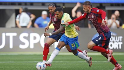 Rodrygo em disputa de bola contra a Costa Rica