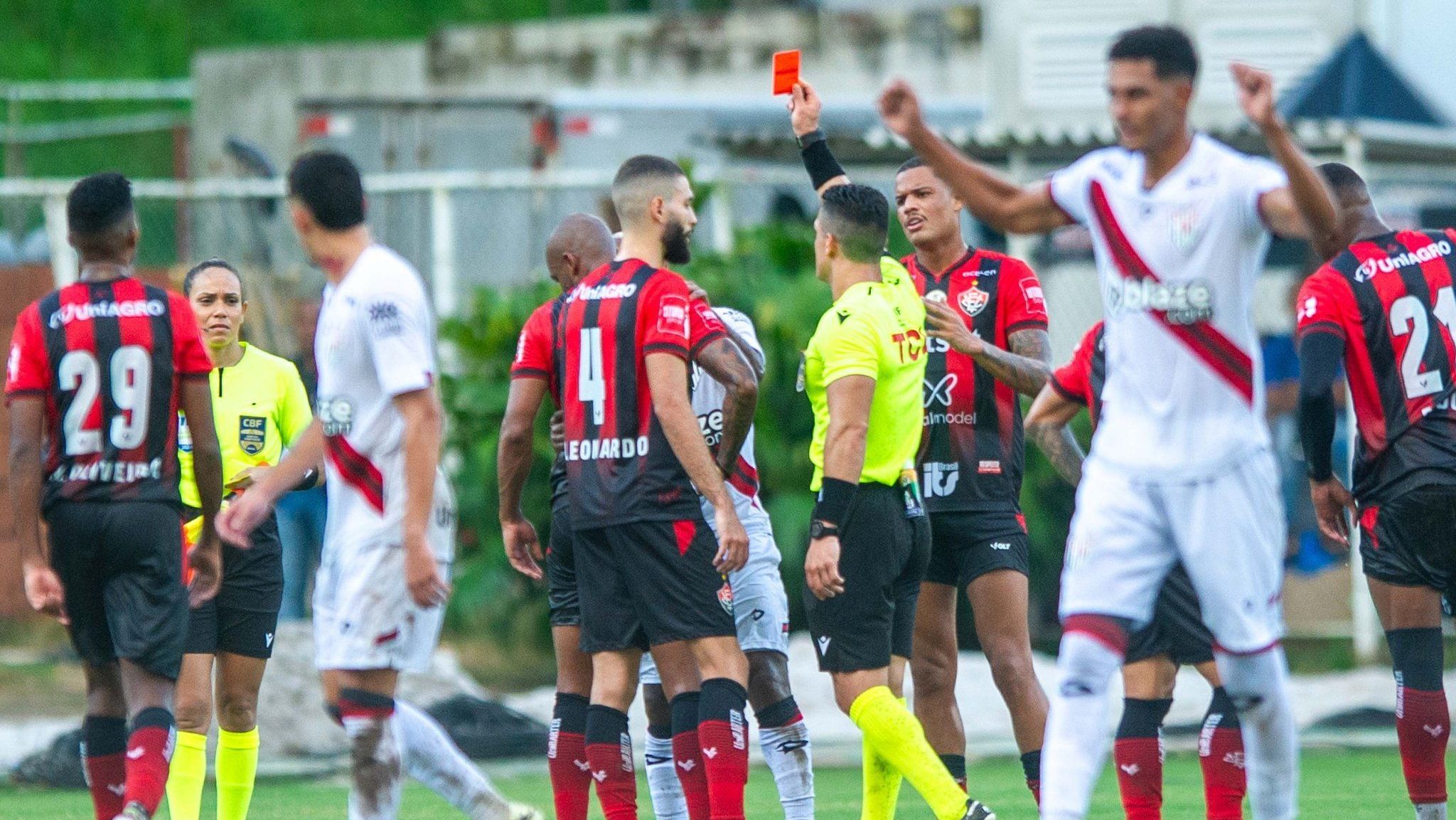 Jogador do Atlético Goianiense comemora expulsão de PK