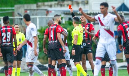 Jogador do Atlético Goianiense comemora expulsão de PK