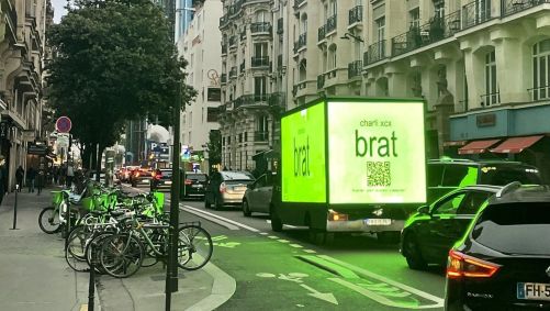 "Brat" é o nome do novo álbum de Charli XCX, que será lançado na sexta-feira (7)