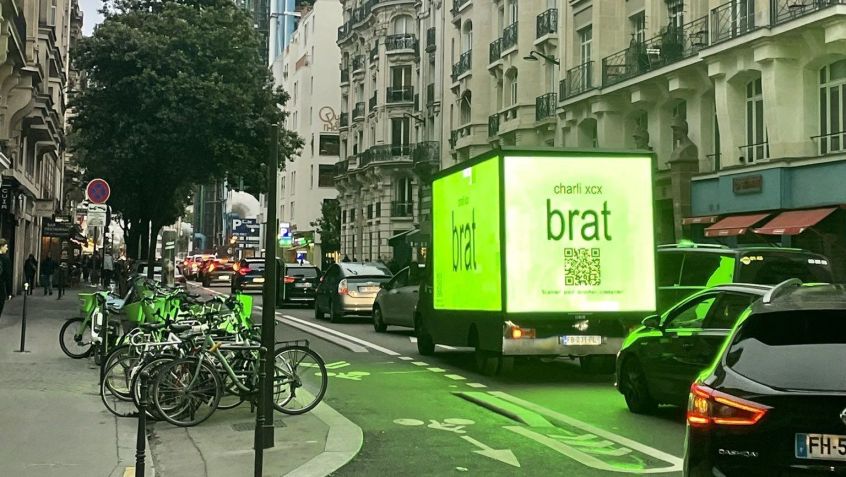 "Brat" é o nome do novo álbum de Charli XCX, / Reprodução/X