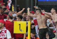 Vídeos: torcedores de Turquia e Geórgia brigam em meio a temporal na Eurocopa