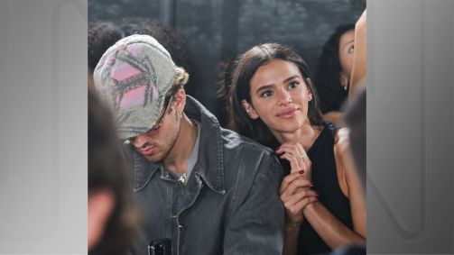 Bruna Marquezine e João Guilherme juntos na plateia do desfile de inauguração da marca de roupas de Sasha