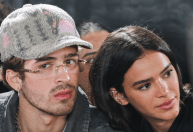 Bruna Marquezine e João Guilherme vão juntos a desfile de marca de Sasha; veja
