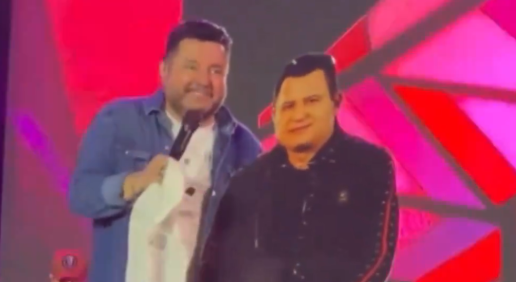 Bruno abraçado com totem de papelão de Marrone em palco