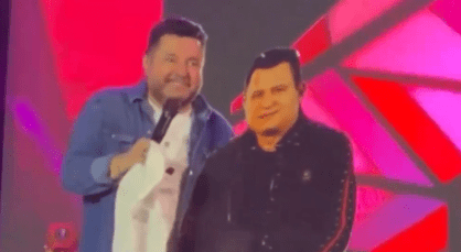 Bruno abraçado com totem de papelão de Marrone em palco