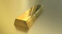 Ouro sobe 2,5% e ultrapassa US$ 3,3 mil com tarifas e dólar fraco