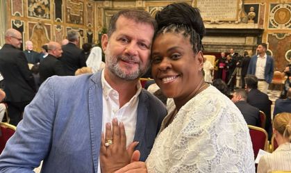 Após aliança abençoada pelo Papa, Cacau Protásio exalta marido: "Me impulsiona"