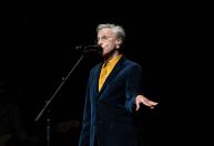 Caetano Veloso completa 82 anos e recebe homenagens de famosos; confira