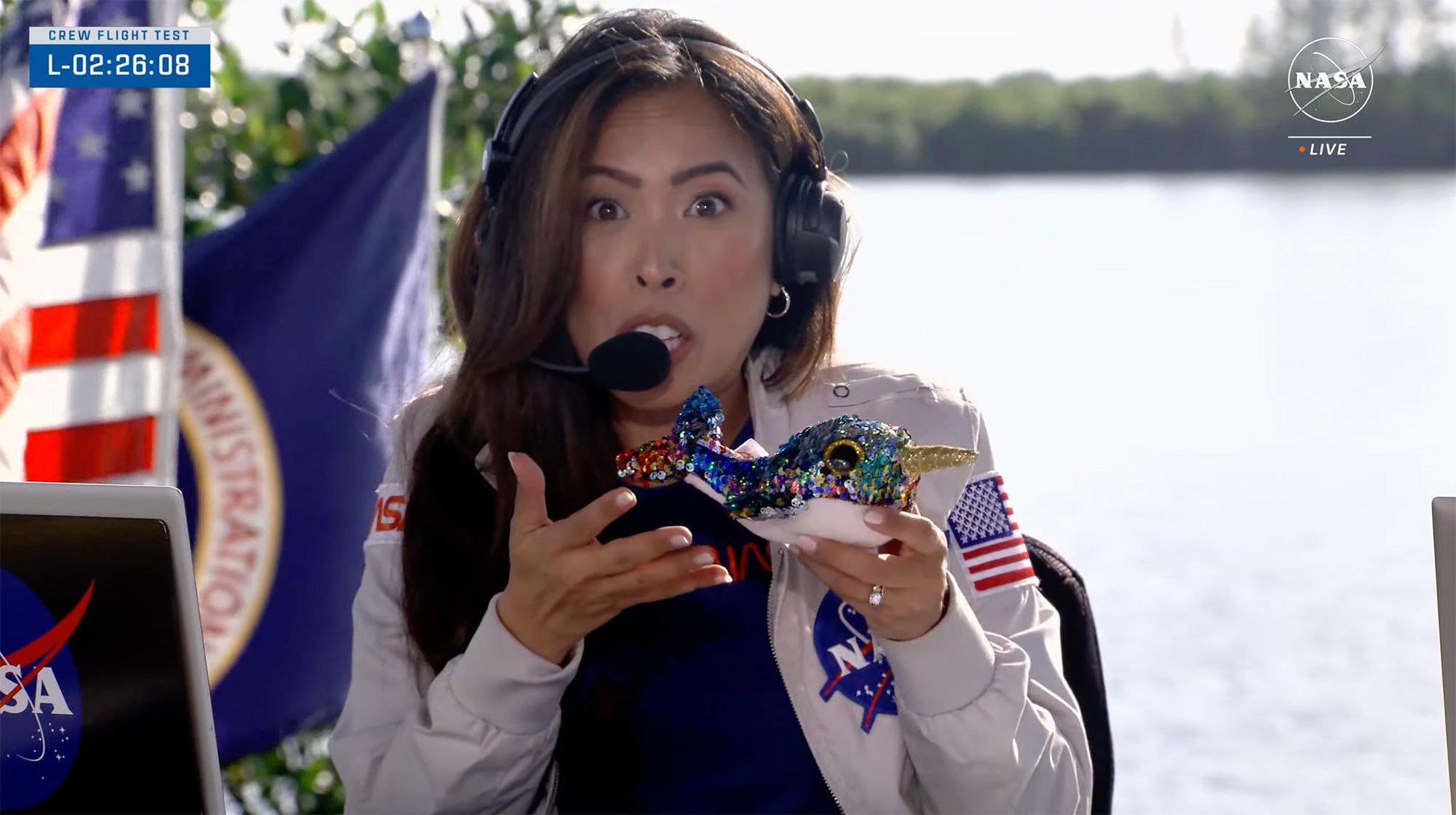 Megan Cruz, da comunicação da Nasa. segura Calypso, o brinquedo de pelúcia em forma de narval que está a bordo do Starliner da Boeing / Nasa TV/Reprodução