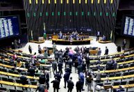 Parlamentares brigões: deputados mudam versão inicial e reduzem poderes do presidente da Câmara