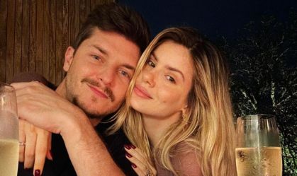 Grávida, Camila Queiroz abre álbum com Klebber Toledo; veja