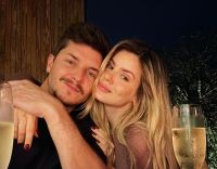 Grávida, Camila Queiroz abre álbum com Klebber Toledo; veja