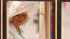 A rainha Camilla em carruagem para o aniversário oficial do rei Charles III.