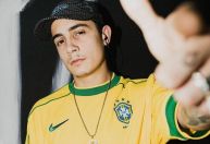 Nike relança camisa icônica do Brasil e jaqueta eternizada por Zagallo