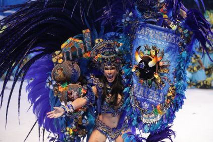Marcela Marialva, porta-estandarte do Caprichoso, na primeira noite do Festival de Parintins