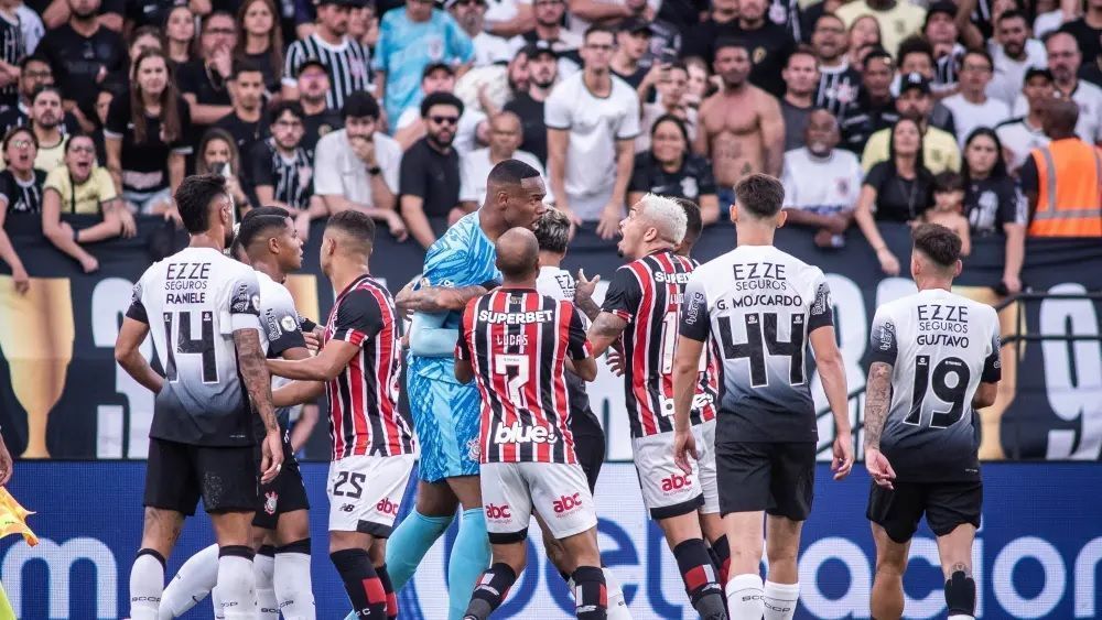 Carlos Miguel se envolveu em confusão no clássico