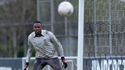 Carlos Miguel segue treinando como titular no Corinthians
