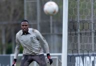 Próximo de sair, Carlos Miguel segue treinando como titular do Corinthians