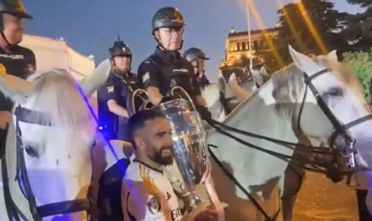 Carvajal encontra pai em festa do título da Champions