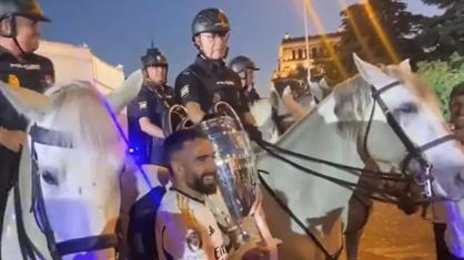 Carvajal encontra pai em festa do título da Champions