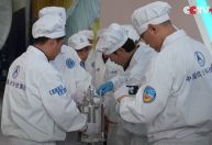 Cápsula que voltou do lado oculto da Lua é aberta; veja o que cientistas acharam