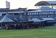 Torcedores do Ceará invadem CT para cobrar jogadores