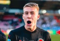 Volante que estava na Dinamarca desembarca no Brasil para fechar com Corinthians