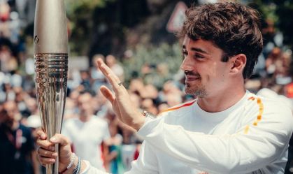 Paris 2024: piloto da Fórmula 1 carrega tocha olímpica pelas ruas de Mônaco