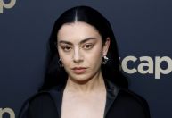 Charli XCX lança 