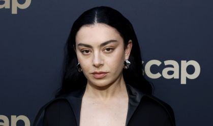 Charli XCX é anunciada em filme sobre Joana d'Arc; saiba mais