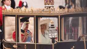 O rei Charles III e a rainha Camilla foram levados em uma carruagem do Palácio de Buckingham