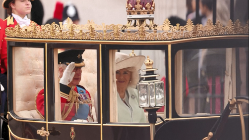 O rei Charles III e a rainha Camilla foram levados em uma carruagem do Palácio de Buckingham
