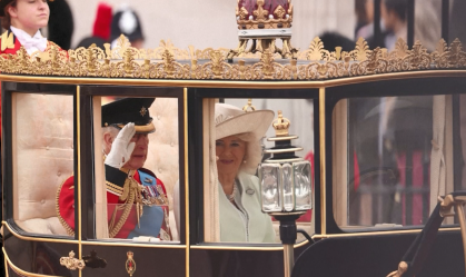O rei Charles III e a rainha Camilla foram levados em uma carruagem do Palácio de Buckingham