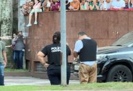 Homem que matou idoso com voadora em Santos chora durante reconstituição do crime; assista